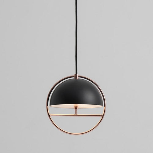 Suspension design avec abat-jour en métal et cercle doré Skye