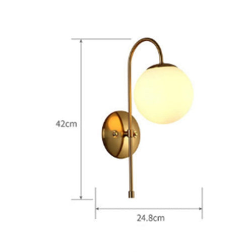 Simple gold wall light with globe - vue 4 sur 4