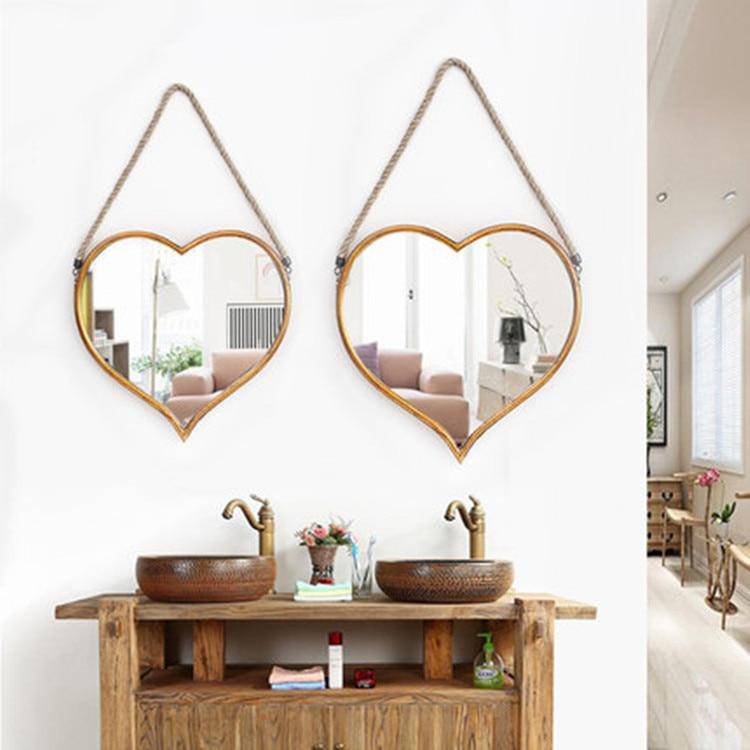 Miroir mural suspendu en forme de coeur Alloy
