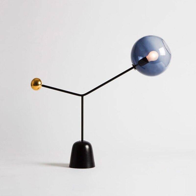Lampe à poser design LED avec abat-jour en verre et boule dorée