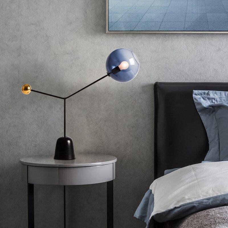 Lampe à poser design LED avec abat-jour en verre et boule dorée