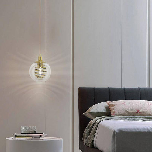 Suspension design en verre avec spirale dorée