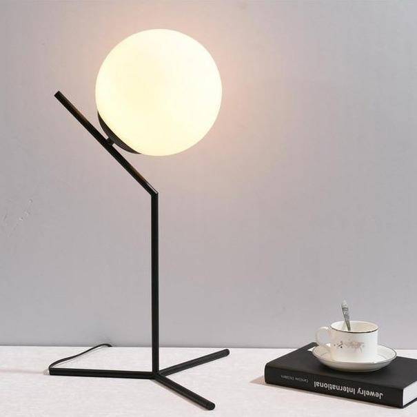 Lampe à poser design à bras dorés et boule en verre