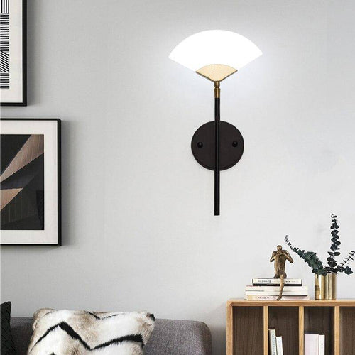 Applique murale design à LED en métal avec abat-jour triangle doré Chao