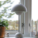 Lampe de chevet à LED colorée avec abat-jour en métal Study