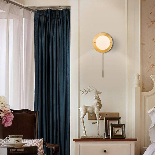 Applique murale moderne LED avec boule en verre et socle circulaire doré