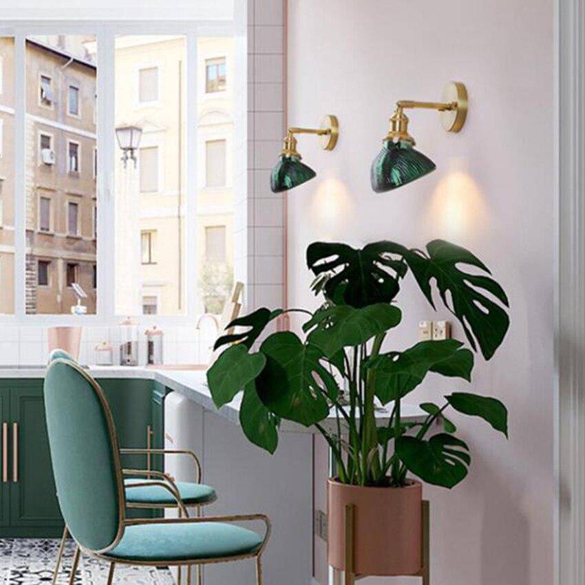 Applique murale design LED dorée avec bras rétro et abat-jour en verre émeraude - vue 4 sur 9