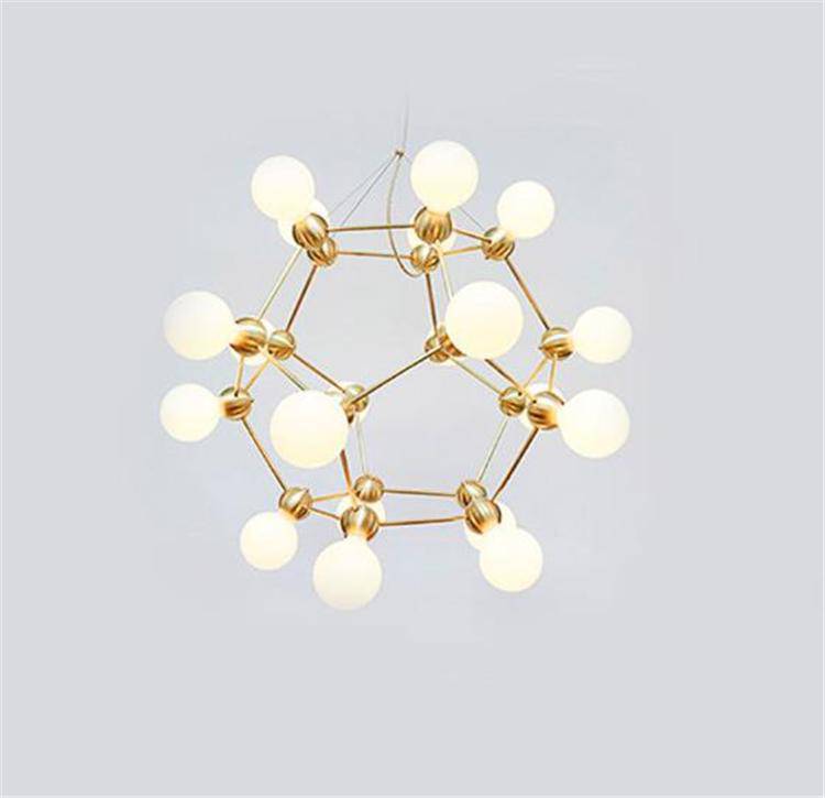 Lustre design géométrique avec plusieurs bras dorés et boules Molecule
