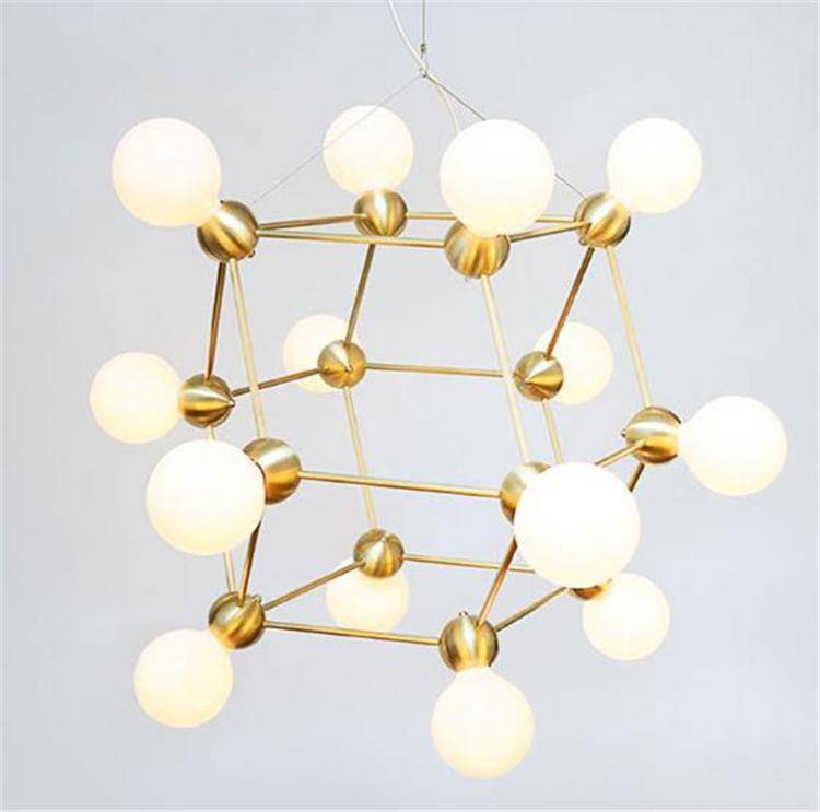 Lustre design géométrique avec plusieurs bras dorés et boules Molecule - vue 6 sur 8