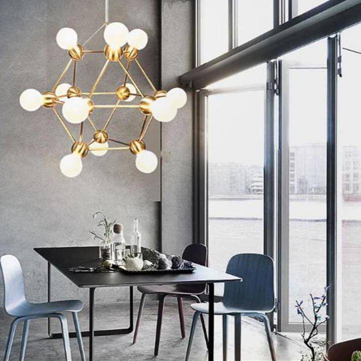Lustre design géométrique avec plusieurs bras dorés et boules Molecule