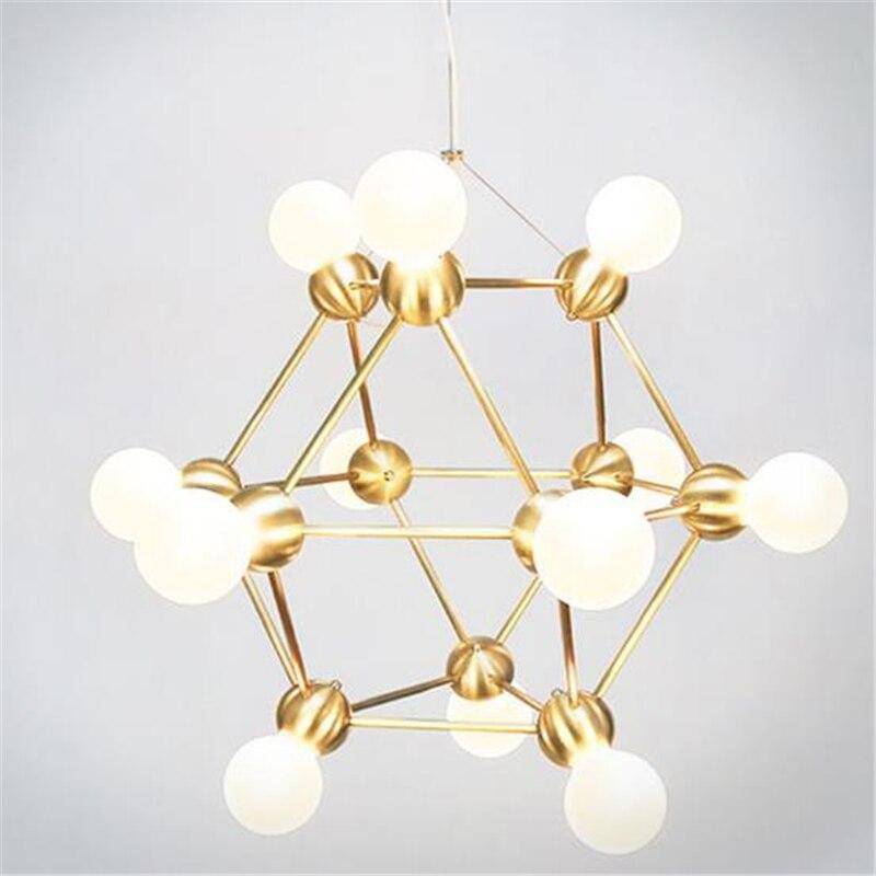 Lustre design géométrique avec plusieurs bras dorés et boules Molecule