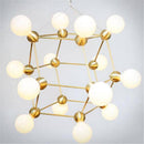 Lustre design géométrique avec plusieurs bras dorés et boules Molecule