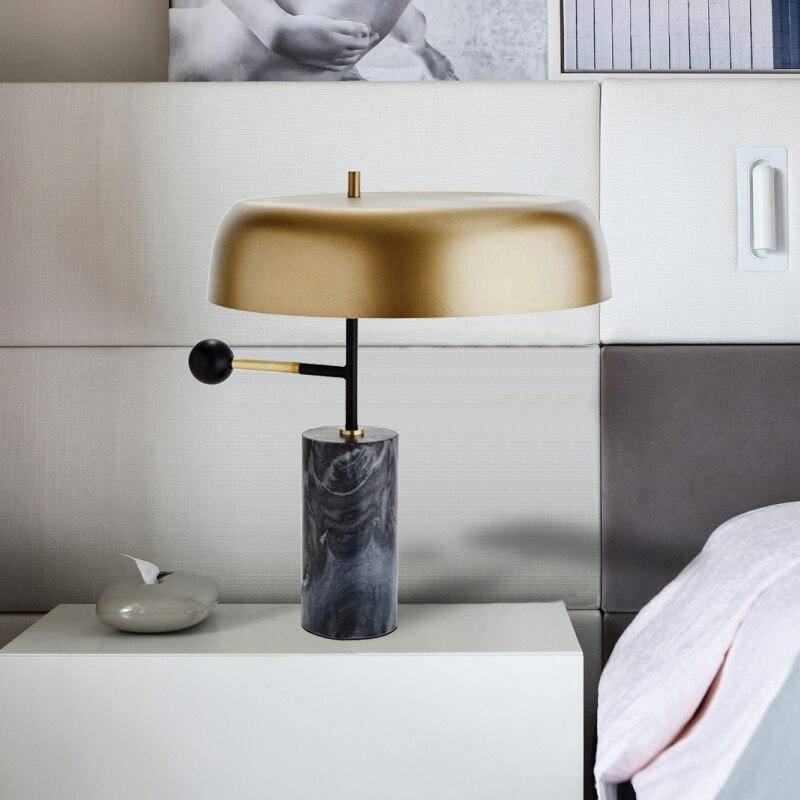 Lampe à poser design LED en marbre avec abat-jour arrondi doré - vue 3 sur 4