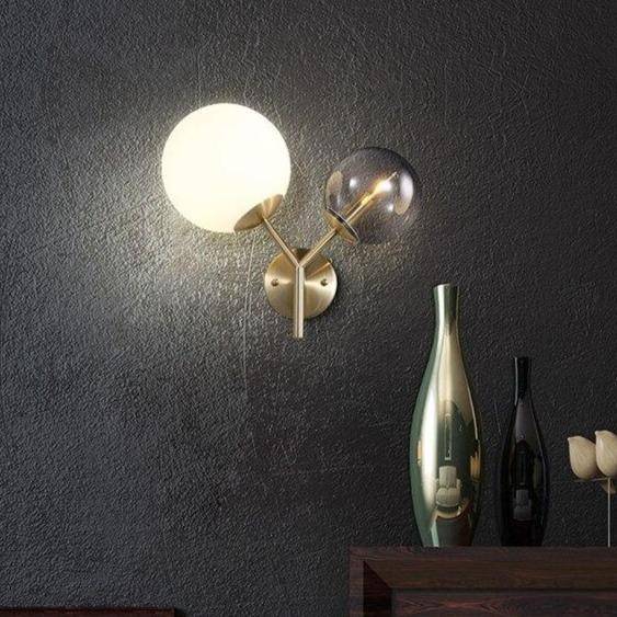 Applique murale design LED en métal doré avec deux boules en verre - vue 3 sur 5