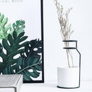 Vase design scandinave en céramique avec batons en métal