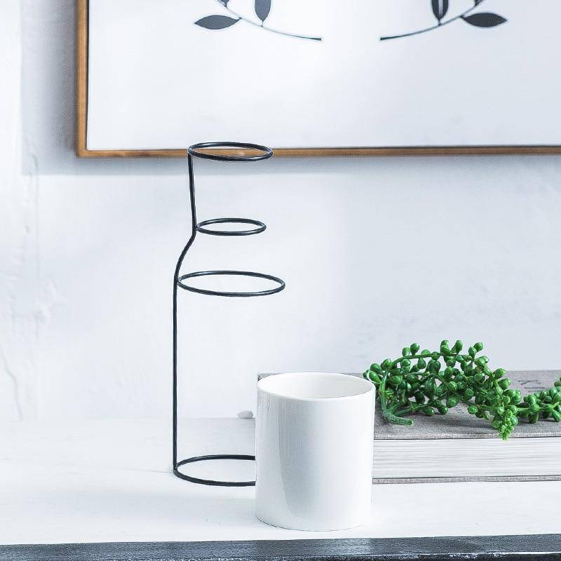 Vase design scandinave en céramique avec batons en métal - vue 6 sur 8