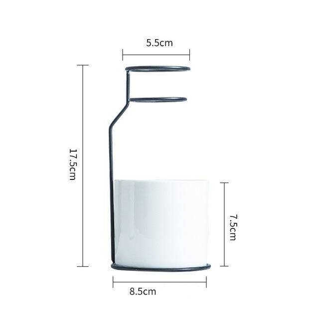 Vase design scandinave en céramique avec batons en métal - vue 7 sur 8