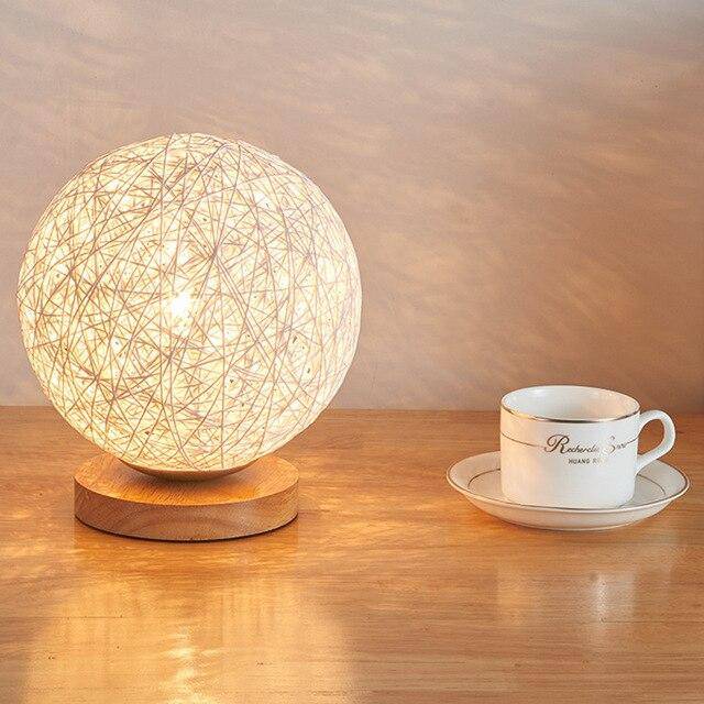 Lampe à poser LED avec socle bois et boule en tissu de couleur Wicker - vue 4 sur 6