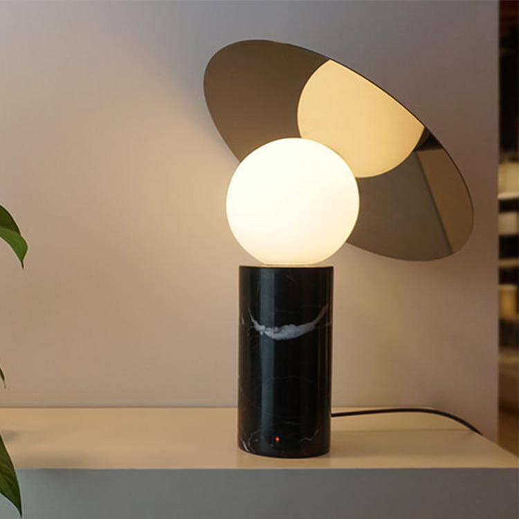 Lampe à poser design LED en marbre avec boule et disque en verre - vue 2 sur 7