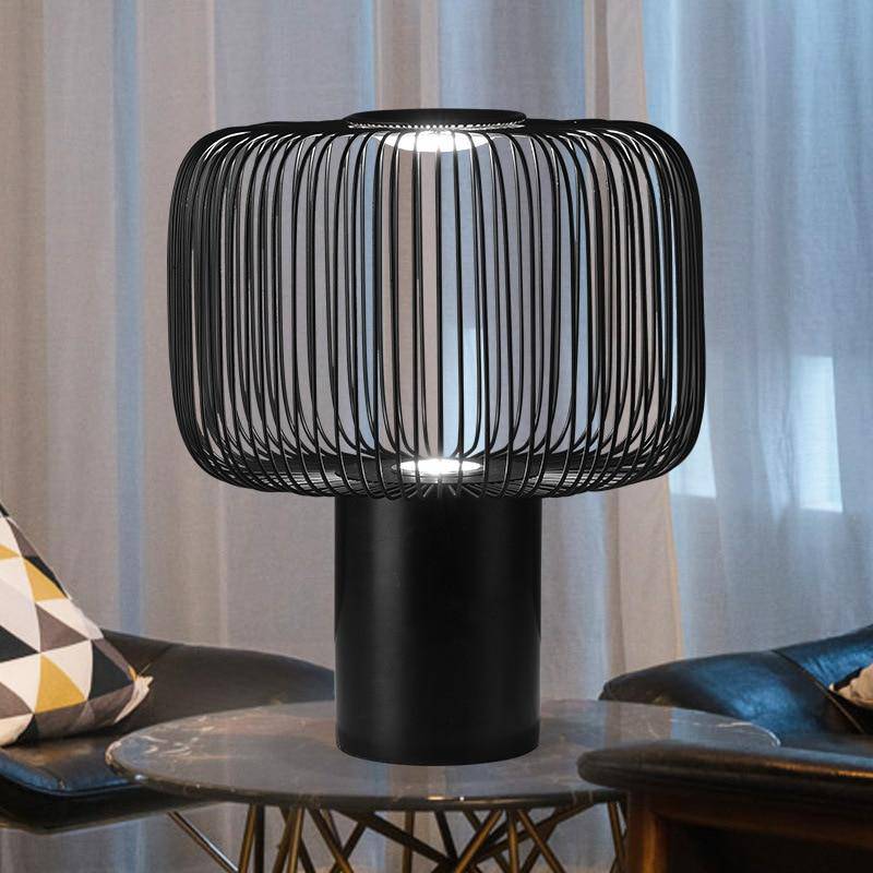 Lampe à poser design à LED avec abat-jour cage arrondie en métal noir