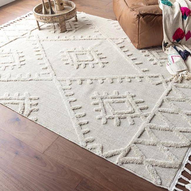 Tapis rectangle berbère blanc à motifs en relief et franges - vue 2 sur 5
