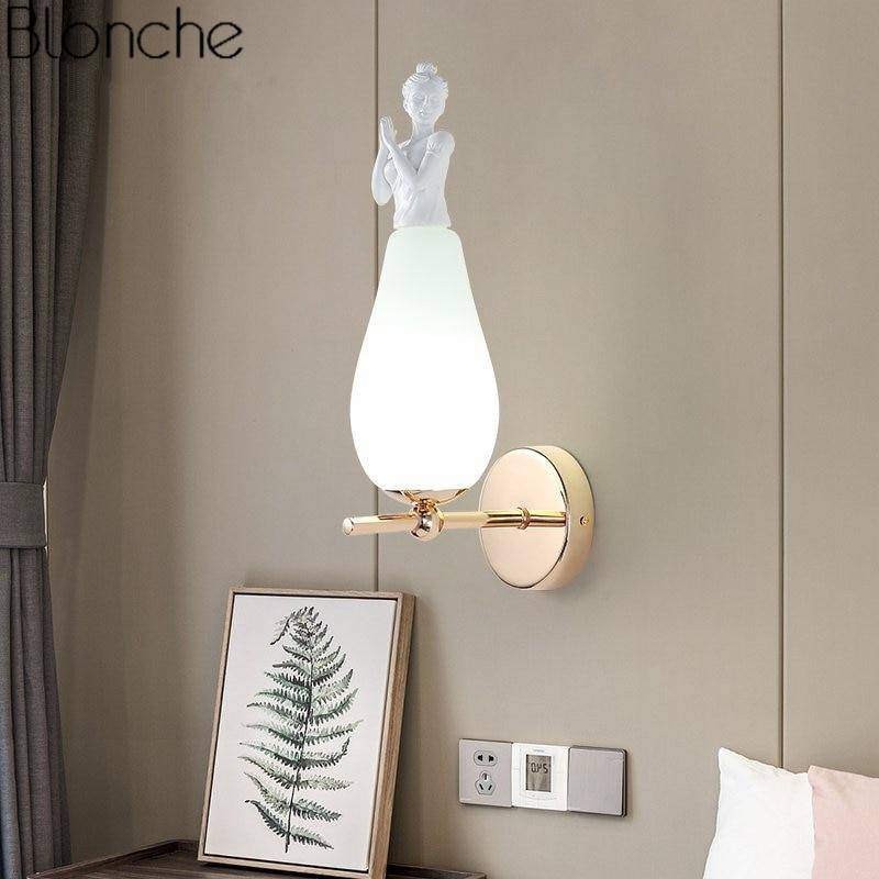 Applique murale design à LED en métal avec abat-jour blanc style Ange