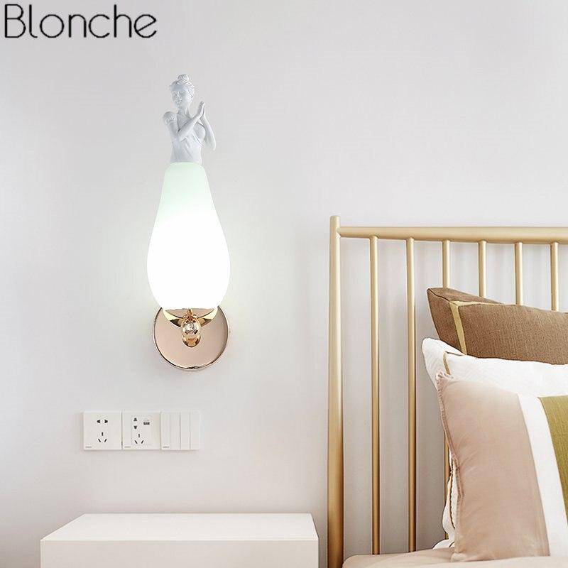 Applique murale design à LED en métal avec abat-jour blanc style Ange