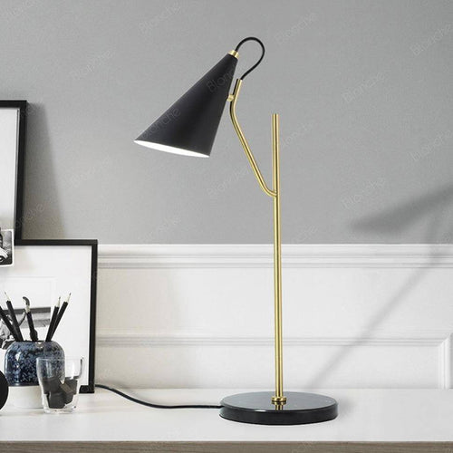 Lampe à poser design LED en marbre avec tube dorée - vue 3 sur 6