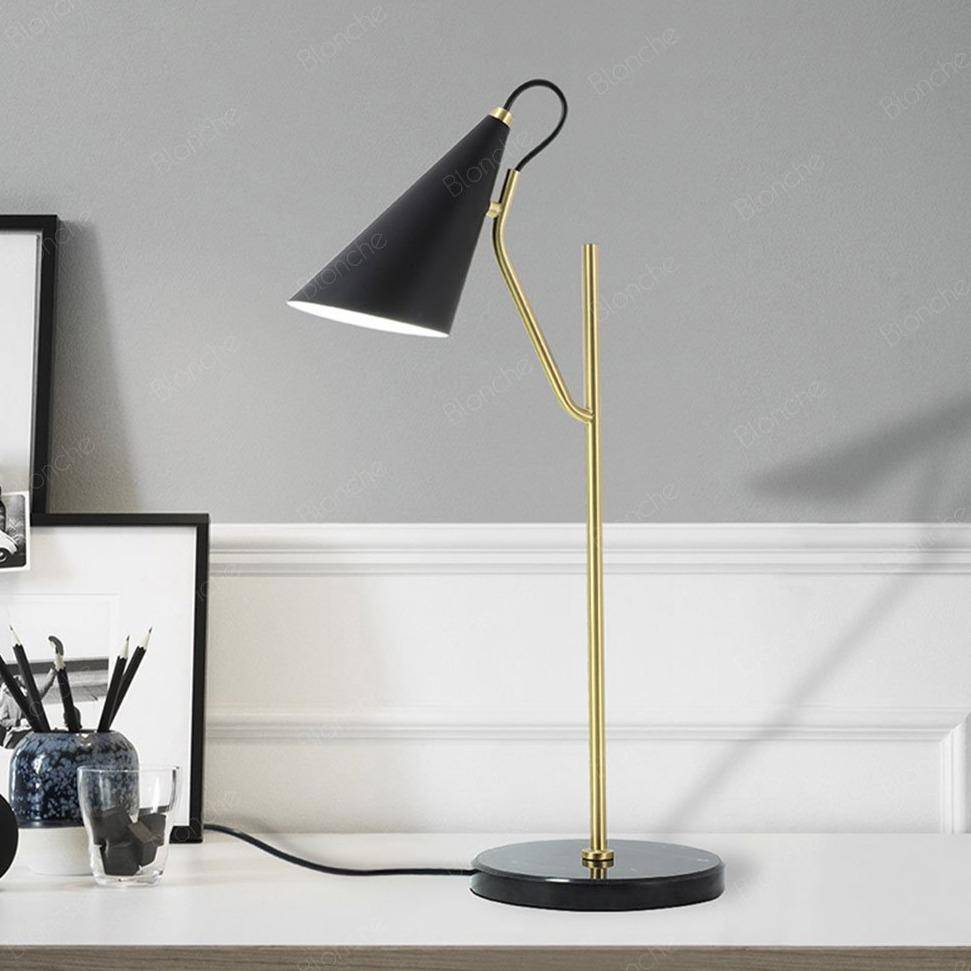 Lampe à poser design LED en marbre avec tube dorée - vue 2 sur 6