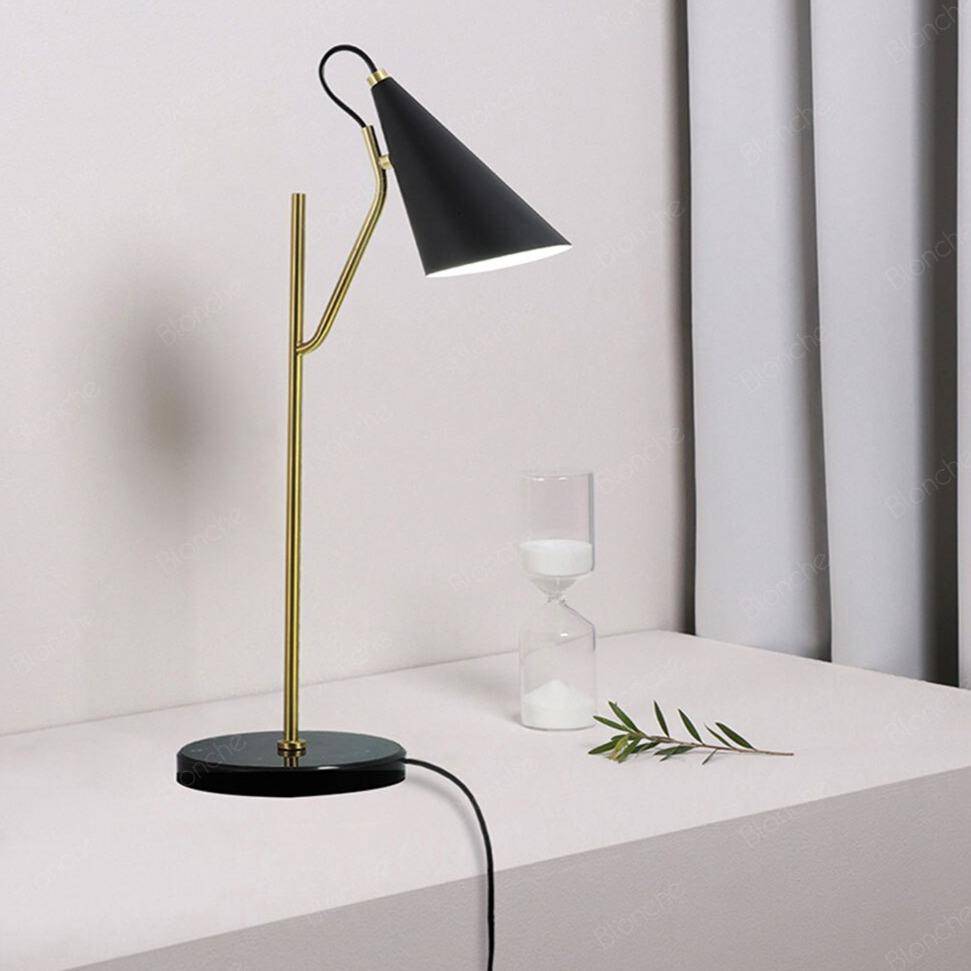 Lampe à poser design LED en marbre avec tube dorée - vue 3 sur 6