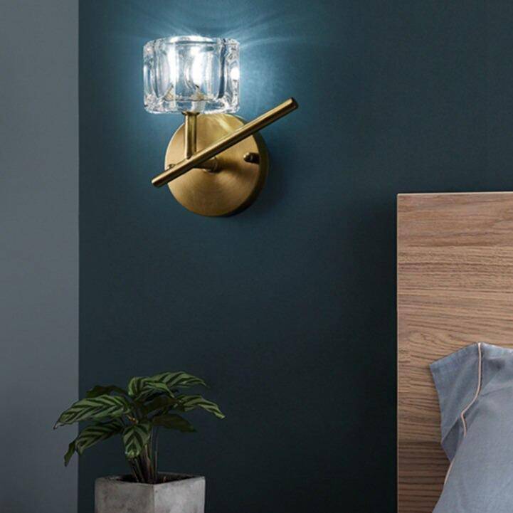 Applique murale design LED dorée avec abat-jour cristal - vue 3 sur 5