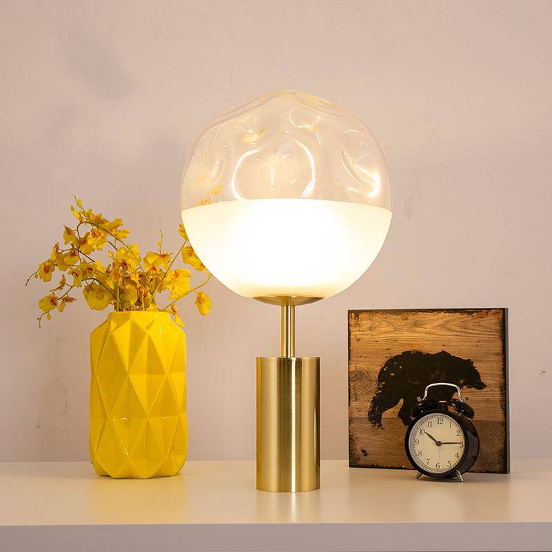 Lampe à poser design LED avec cylindre doré et verre déformé Rui - vue 3 sur 6