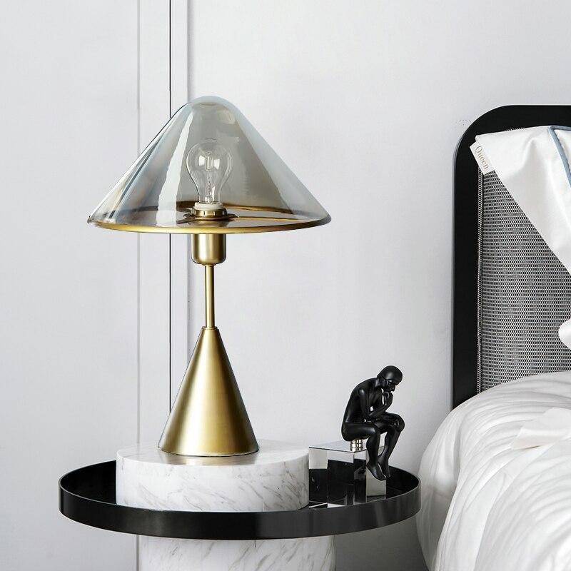 Lampe à poser design LED avec socle conique en métal doré