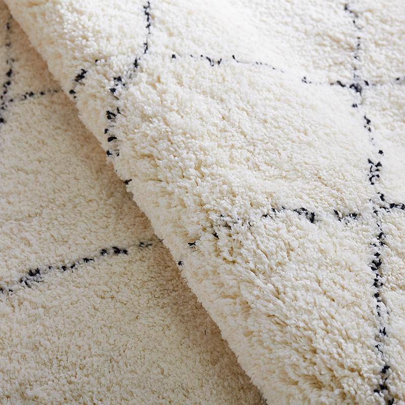 Tapis shaggy rectangle blanc à quadrillage noirs - vue 5 sur 6