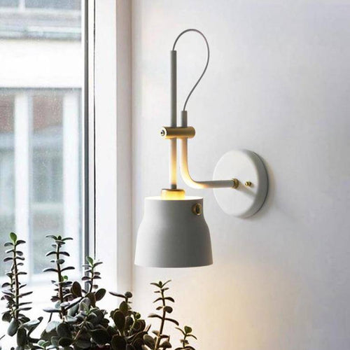 Applique murale design LED avec abat-jour arrondi en métal mat