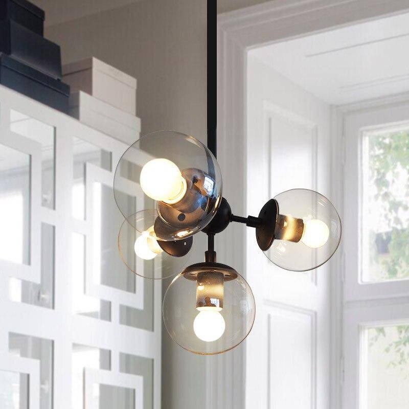 Suspension design avec lampe dans boule de verre