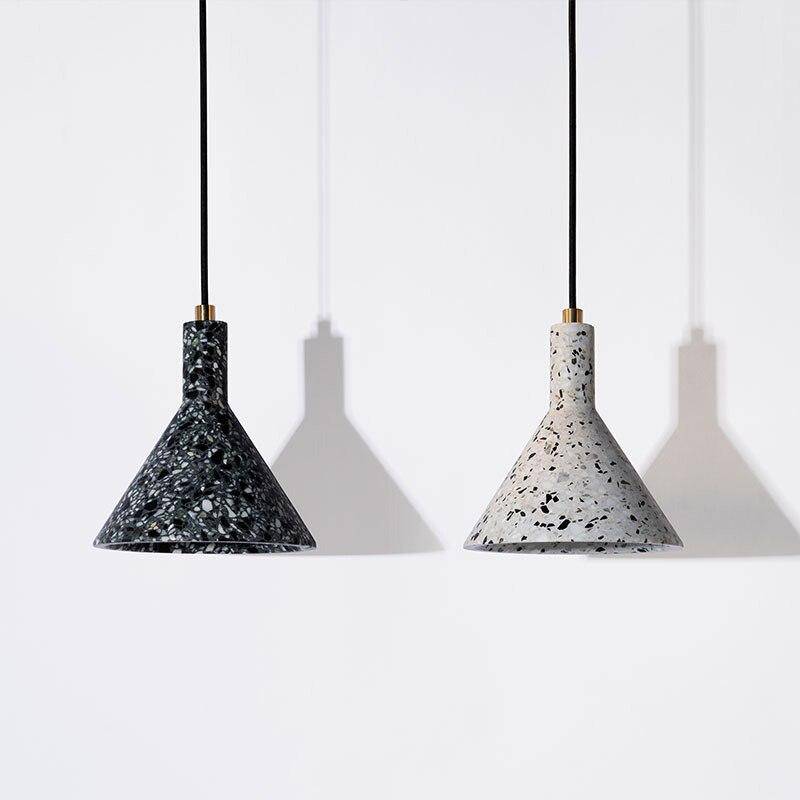 Suspension design LED avec abat-jour triangle en ciment style terrazzo - vue 4 sur 9