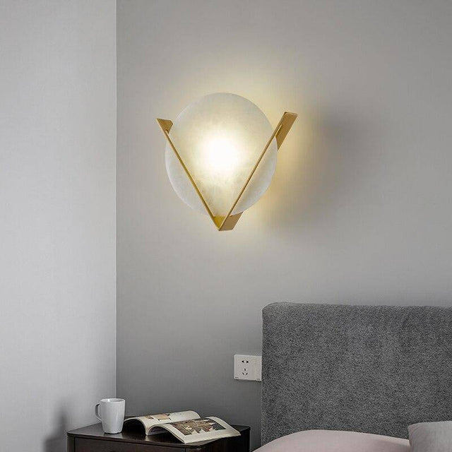 Applique murale design LED avec cercle en marbre et triangle doré