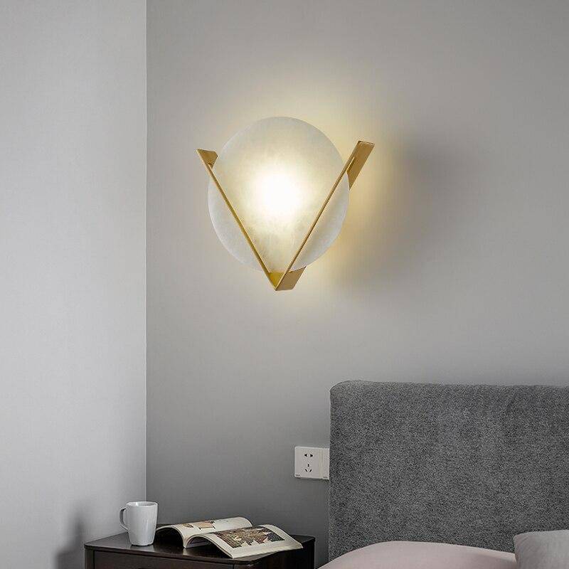 Applique murale design LED avec cercle en marbre et triangle doré - vue 3 sur 5