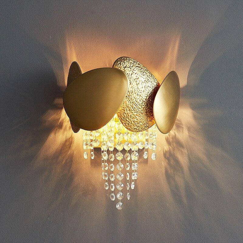 Applique murale design LED en verre cristal et métal martelé doré