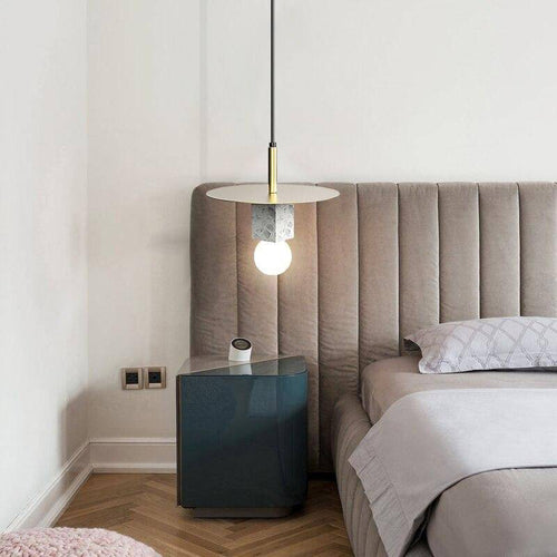 Suspension design LED avec cube en marbre et disque doré