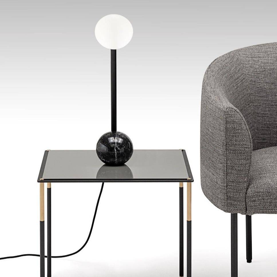 Lampe à poser design LED en marbre et métal courbé - vue 3 sur 4