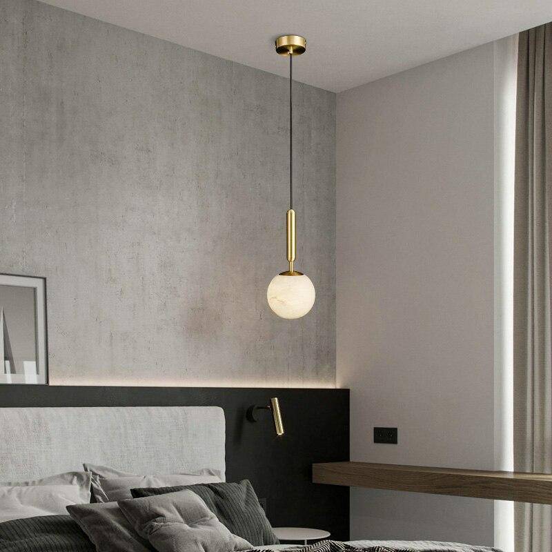 Suspension design LED dorée avec boules en marbre - vue 3 sur 5