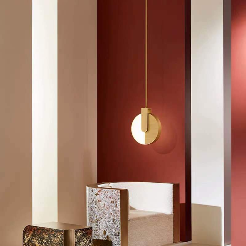 Minimalist gold metal disc LED pendant light - vue 4 sur 5