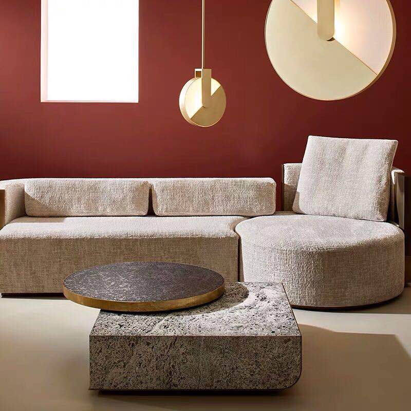 Minimalist gold metal disc LED pendant light - vue 3 sur 5