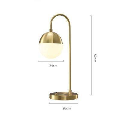 Lampe à poser design LED avec bras doré et boule en verre Soft