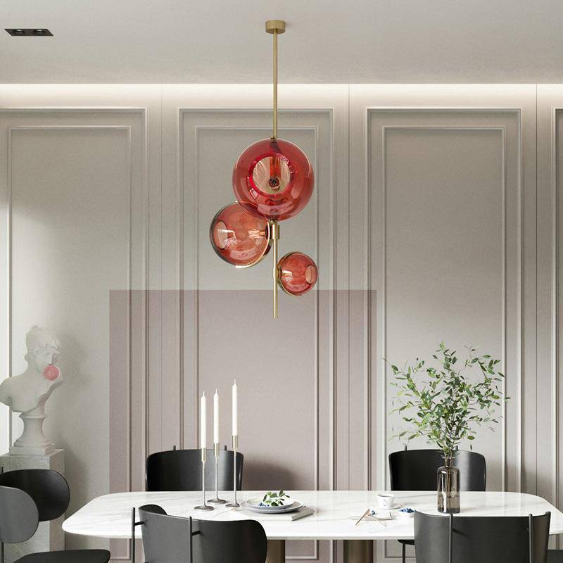 Suspension design LED avec tige doré et trois boules en verre rouge - vue 4 sur 7