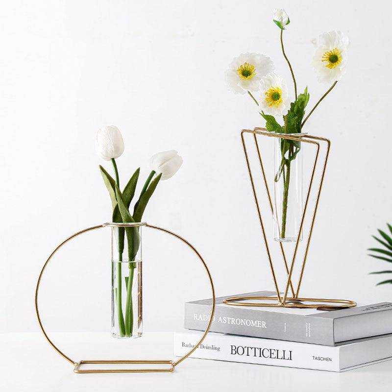 Vase design aux formes arrondies en métal Life - vue 3 sur 8