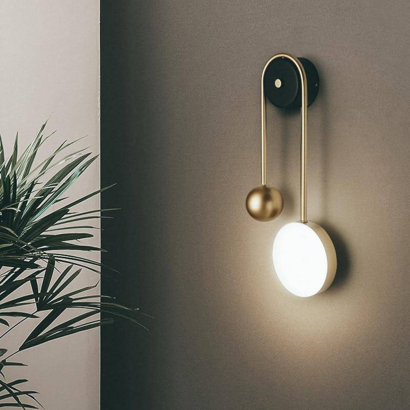 Applique murale design à LED avec boule dorée et disque lumineux
