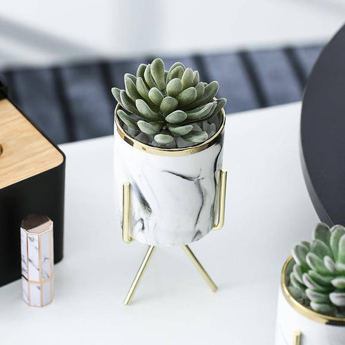 Vase design en marbre avec support en métal Loli Déco
